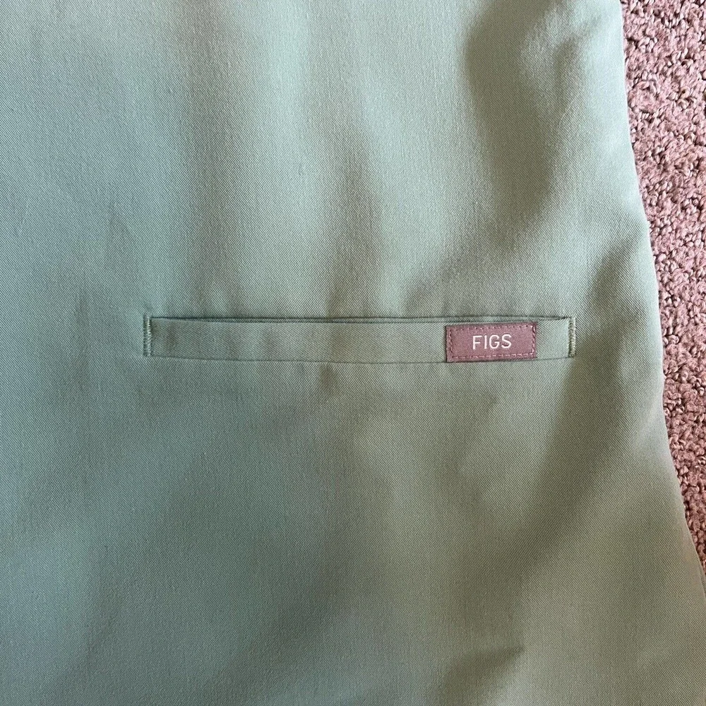 Figs Scrubs Top 2 Pocket Green Shirt Surgical - Picture 2 of 6